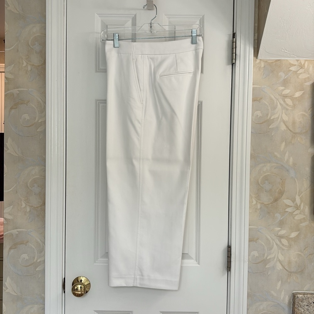 Ann Taylor White Cropped Pants with Tortoise Button. Size 12P. EUC
